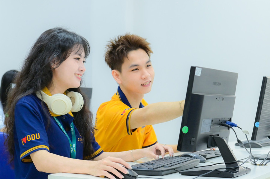 Sinh viên trong một tiết học về công nghệ và trí tuệ nhân tạo. Ảnh: GDU. ngon-ngu-tq-ai-12.jpg