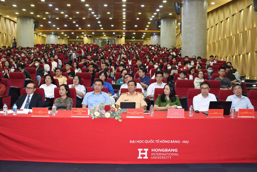 Chương trình tuyên truyền pháp luật về trật tự, an toàn giao thông tại Trường Đại học Quốc tế Hồng Bàng. Ảnh: K.S.