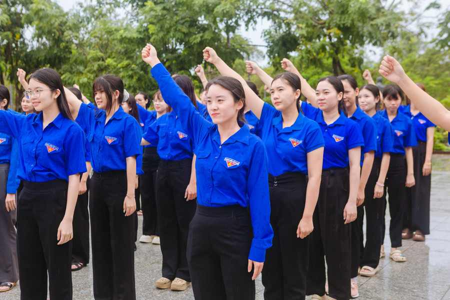 Thanh niên TPHCM tại Nghĩa trang Hàng Dương (đặc khu Côn Đảo). Ảnh: Thành đoàn TPHCM. ht-0480-min.jpg