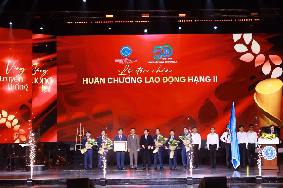 Trường Đại học Luật TPHCM nhận Huân chương Lao động hạng II tại Lễ kỷ niệm 50 năm thành lập trường. 