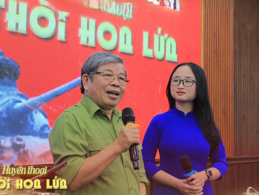 PGS.TS Hà Minh Hồng chia sẻ cùng sinh viên. Ảnh: CBSV1.