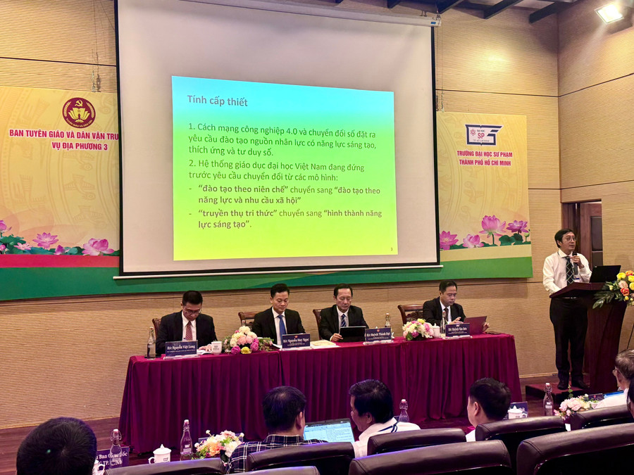 Dr. Tran Le Quan, außerordentlicher Professor und Rektor der Universität für Naturwissenschaften (Vietnam National University, Ho-Chi-Minh-Stadt), hielt seine Rede. Foto: Thuy Linh. tu-chu-toan-dien-1.jpg