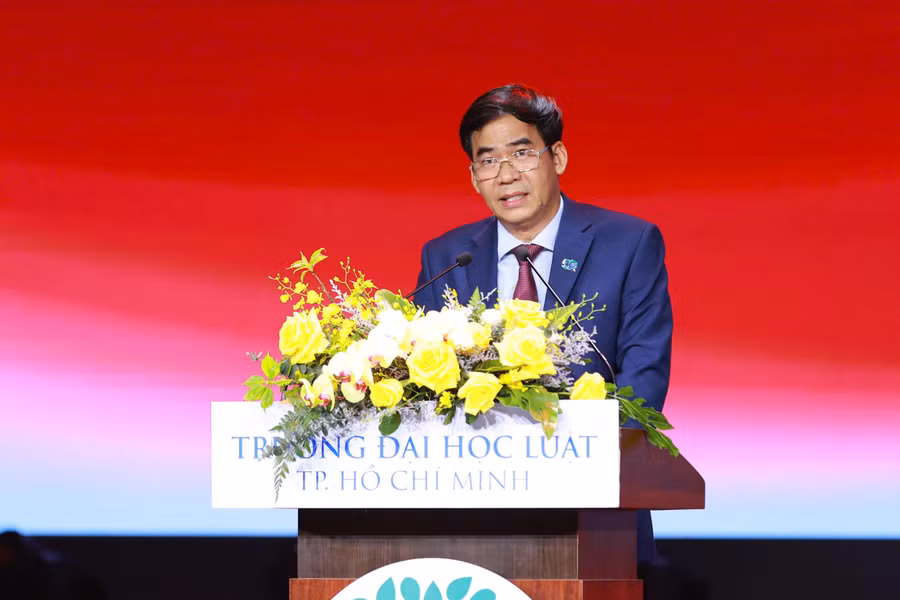 TS Lê Trường Sơn - Hiệu trưởng Trường Đại học Luật TPHCM chia sẻ tại buổi lễ. 1365756923233216425.jpg