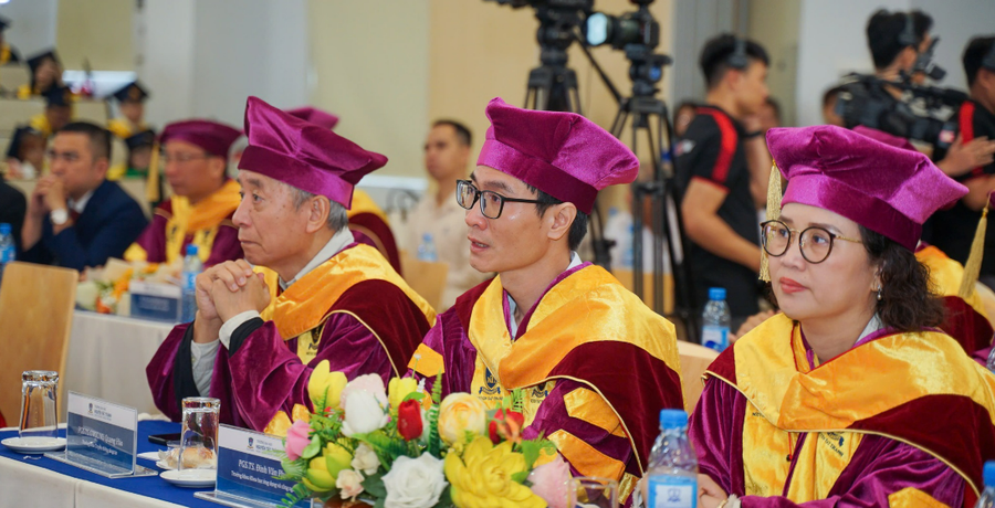 Giữa ánh đèn sân khấu, người em gái cầm tấm bằng trong tay, mắt hoe đỏ. Phía sau, trên màn hình lớn, là hình ảnh người anh trai mỉm cười trong bức ảnh kỷ niệm. Cả hội trường đứng lặng, những tràng pháo tay vang lên, không ồn ào mà nghẹn ngào, như gửi một lời chào tiễn biệt đến Gian. screenshot-2025-05-31-175201.png