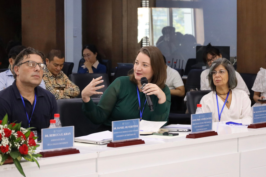 Các diễn giả đối thoại tại hội thảo. Ảnh: HCMULAW. 