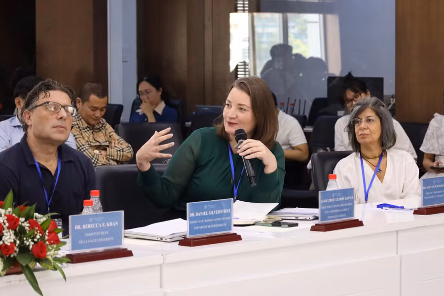 Các diễn giả đối thoại tại hội thảo. Ảnh: HCMULAW. 