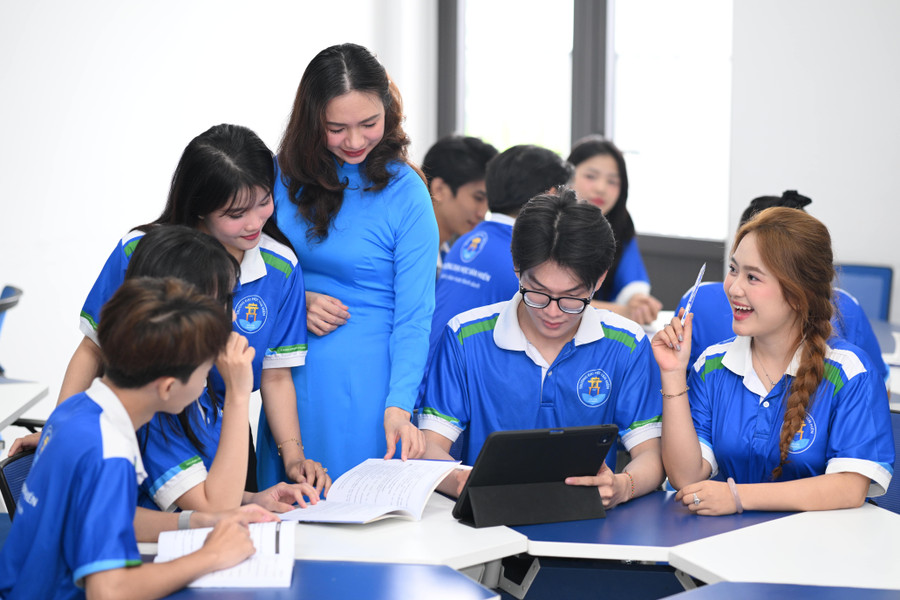 Nhà trường cam kết không tăng học phí toàn khóa để sinh viên an tâm học tập. Ảnh: VHU. van-9448-min.jpg