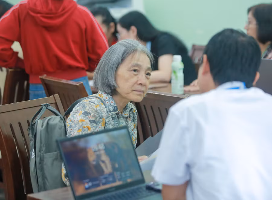 Tân sinh viên tuổi 61 Nguyễn Thị Tú Hoàng trong ngày nhập học. Ảnh: VHU. 