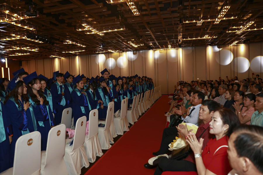 Nghi thức tri ân phụ huynh của tân cử nhân. Ảnh: HCMULAW. b8dc8f3c29a5a1fbf8b4.jpg