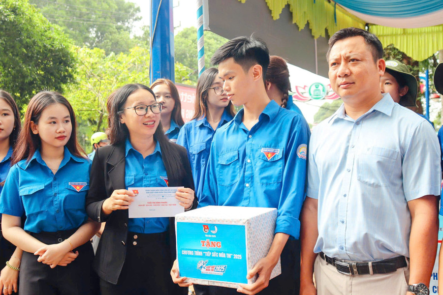 Bà Lê Thị Hồng Phấn - Phó Bí thư Tỉnh Đoàn, Chủ tịch Hội đồng Đội tỉnh động viên các tình nguyện viên "Tiếp sức mùa thi". 039499356debdab583fa.jpg