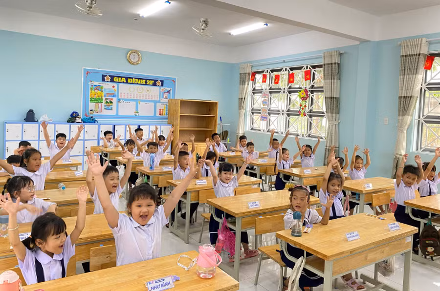 Học sinh Trường Tiểu học Nguyễn Bỉnh Khiêm hào hứng bước vào năm học mới. Ảnh: T.V.