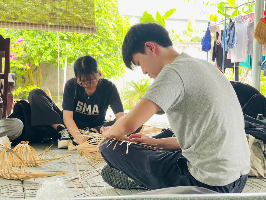 Nghề đan lát tại xã Thái Mỹ (TPHCM). Ảnh: H.T. 
