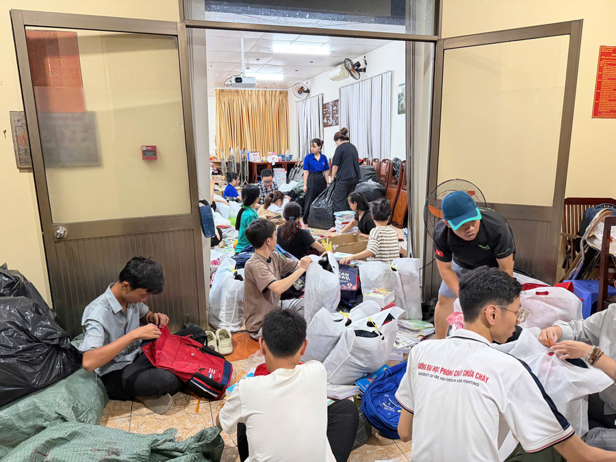 Trường THCS Lê Văn Tám (Phường Bình Thạnh, TPHCM) soạn và chuyển dụng cụ học tập, balo... cho trường THCS Lương Thế Vinh (Phường Tây Nha Trang, tỉnh Khánh Hòa). Ảnh: H.T.