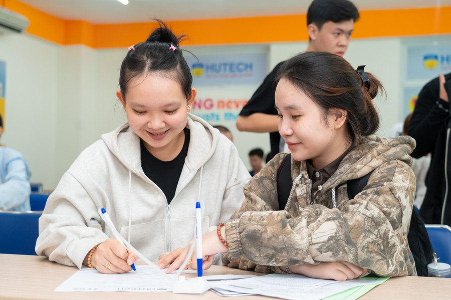 Tân sinh viên hoàn thành hồ sơ nhập học tại Trường Đại học Công nghệ TPHCM. Ảnh: HUTECH. dsc08296.jpg