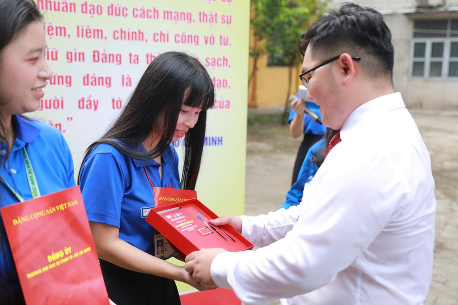 Nguyễn Việt Khánh Linh - sinh viên ngành Giáo dục Tiểu học, Trường Đại học Sư phạm TPHCM vào Đảng với sự biết ơn thế hệ đi trước. Ảnh: HCMUE. 22fa36ebe1de688031cf.jpg