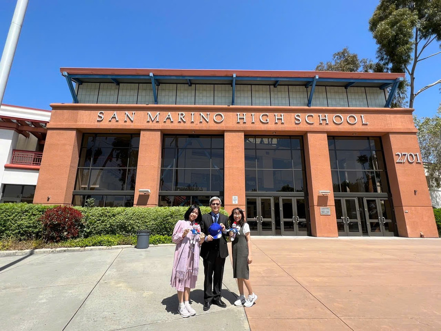 Cô Cẩm Nhung (ngoài cùng bên trái) tham quan và học tập mô hình giáo dục tại Trường San Marino High School (Mỹ). Ảnh: NVCC. 19482965601fe941b00e.jpg