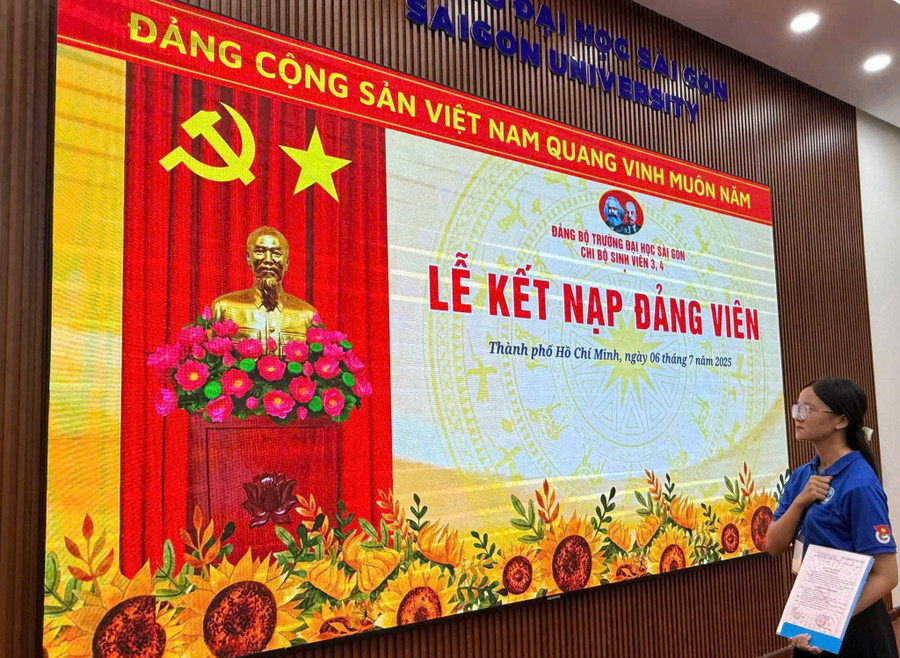 Khoảnh khắc đáng nhớ của Yến Nhi - chiến sĩ Mùa hè xanh chính thức trở thành đảng viên trẻ. Ảnh: NVCC. d20397d90eef87b1defe.jpg
