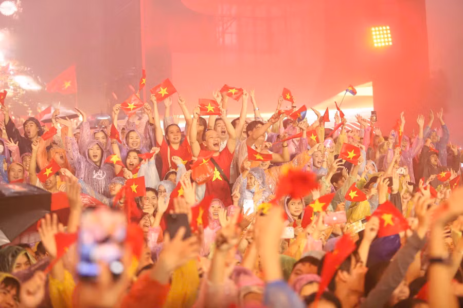 Người dân TPHCM xem chương trình nghệ thuật chào mừng Quốc khánh 2/9/2025. Ảnh: Ngô Tùng. 