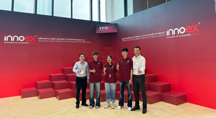 TS Hoàng Thịnh Nhân (ngoài cùng bên phải) đồng hành cùng sinh viên tại Diễn đàn và Triển lãm quốc tế về đổi mới sáng tạo. Ảnh: NVCC. 1e0ddcfbb5493d176458.jpg