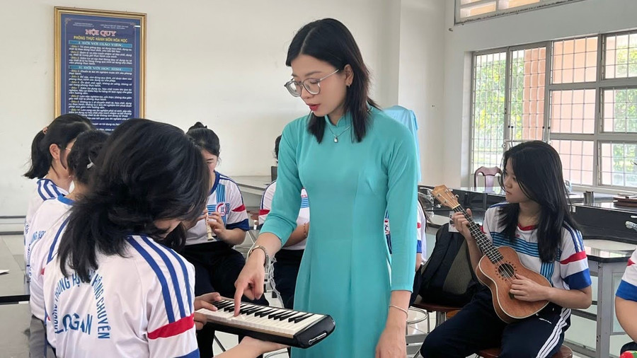 Cô Thảo hướng dẫn học sinh chơi nhạc cụ. Ảnh: NVCC. img-7891-original.jpg