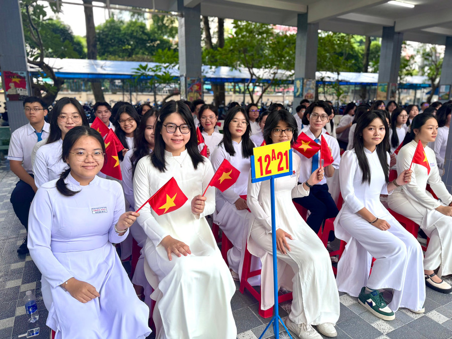 Học sinh khối lớp 12 Trường THPT Trần Phú (phường Phú Thọ Hòa, TPHCM) chào đón năm học mới. Ảnh: Thùy Linh. 71f7e4e6dc2757790e36.jpg