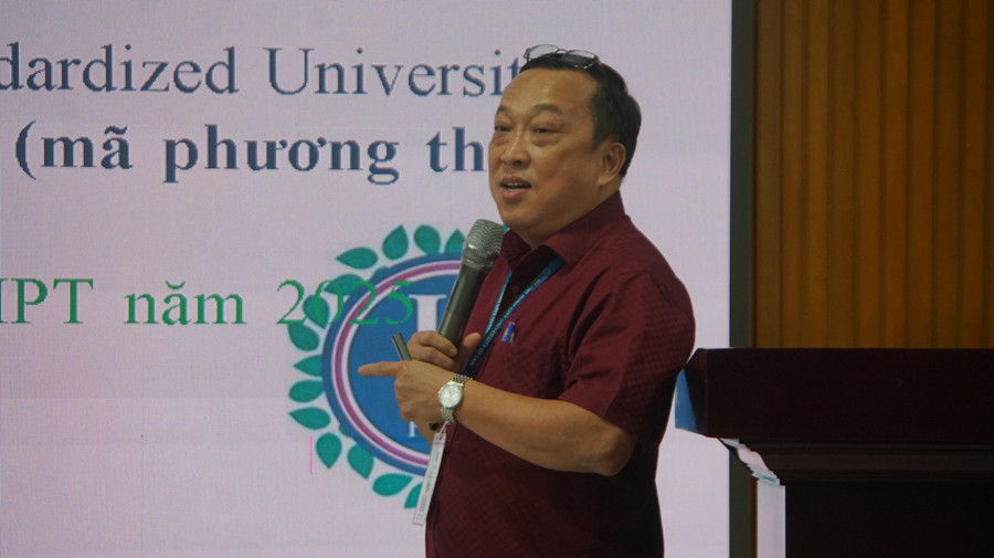 ThS Lê Văn Hiển - Phó Trưởng phòng phụ trách Phòng Đào tạo, Trường Đại học Luật TPHCM trình bày phương án tuyển sinh năm 2026, chiều 16/1. Ảnh: Lê Nam. 