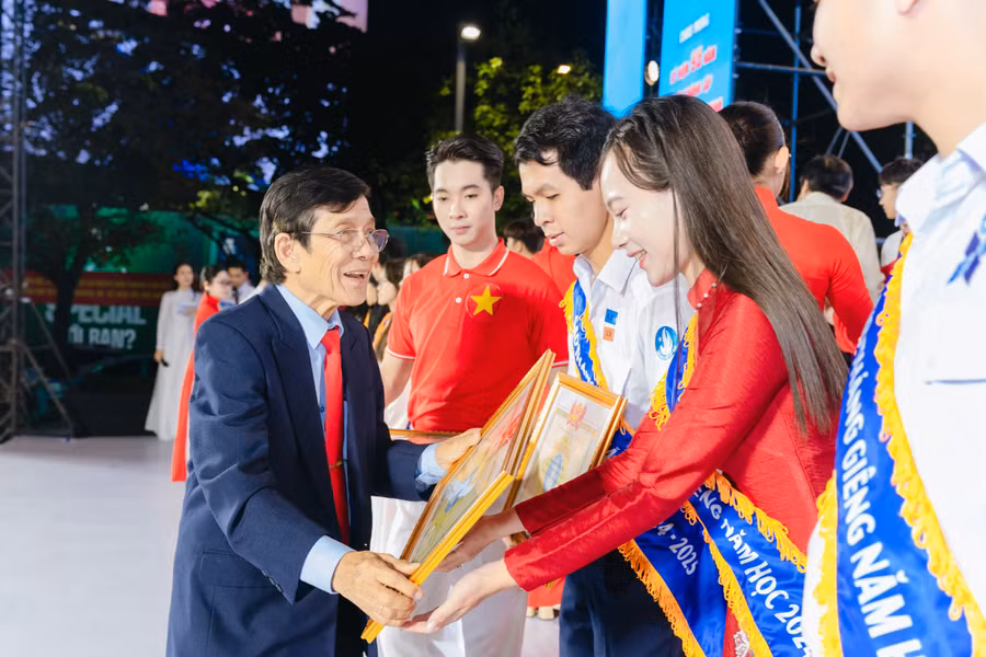 Trao thưởng cho các cá nhân đạt giải thưởng Sao Tháng Giêng tại buổi lễ. Ảnh: Thành đoàn TPHCM. 