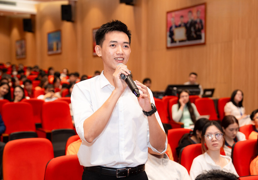 Sinh viên đặt câu hỏi tới diễn giả. Ảnh: HUTECH. 572498702-1178824867690560-2253308786093519481-n-7385.jpg