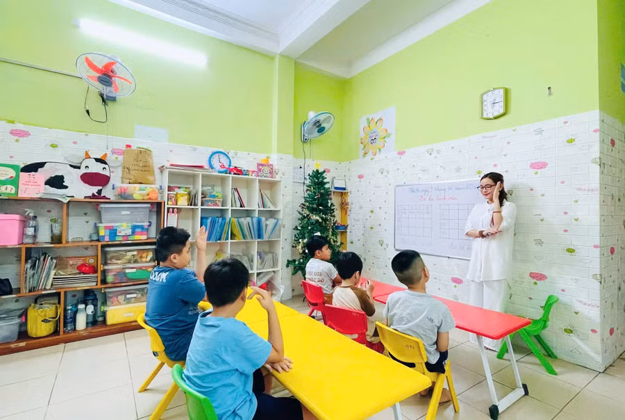 ThS Bùi Thị Hương (Bùi Ngát Hương) - Giám đốc Trung tâm Hỗ trợ Phát triển Giáo dục Hòa nhập Thiên Thần, trong lớp chuyên môn cùng trẻ đặc biệt. Ảnh: NVCC. 