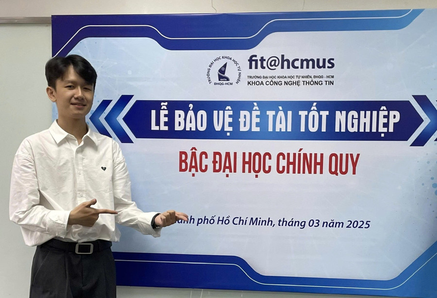 Nam sinh tại buổi bảo vệ khóa luận tốt nghiệp. Ảnh: NVCC. 17e410e8c72c4e72173d.jpg