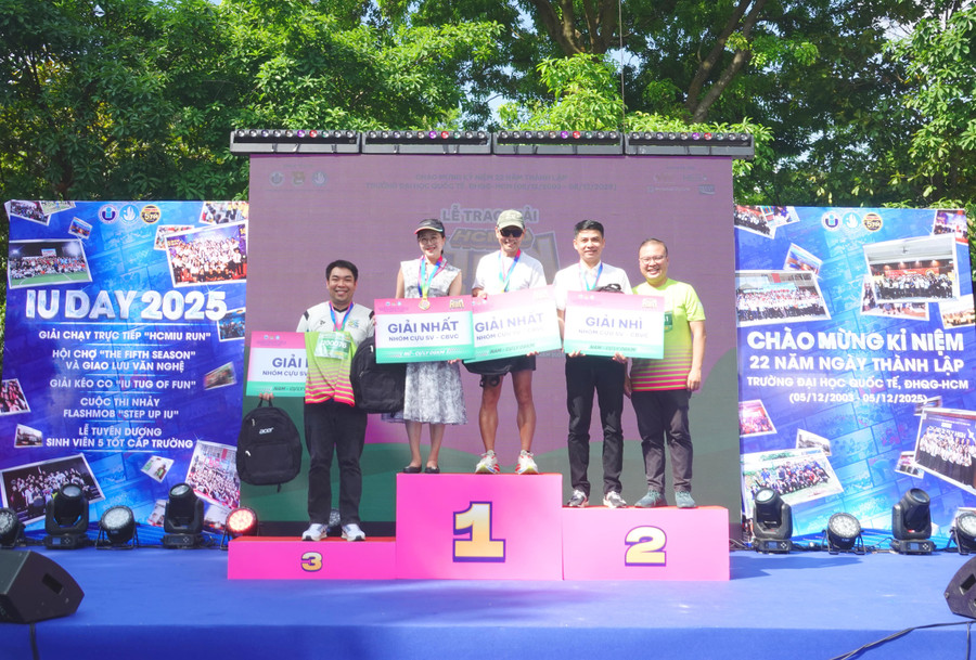 GS Bruce Vũ giành giải Nhất nhóm cựu SV - CBVC. Ảnh: HCMIU. .