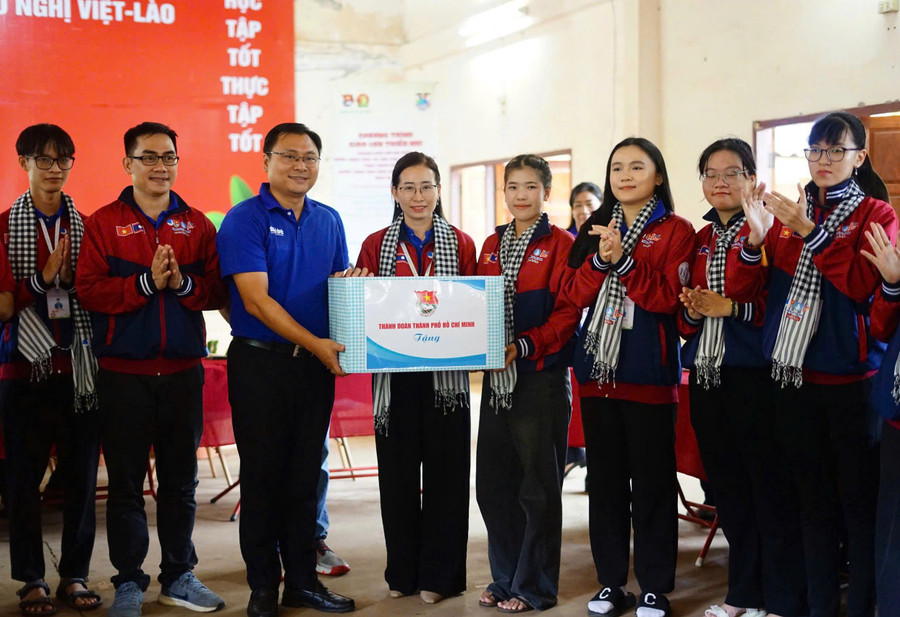 Thành đoàn TPHCM tặng quà cho đội tình nguyện. 15e633422f9e98c0c18f.jpg