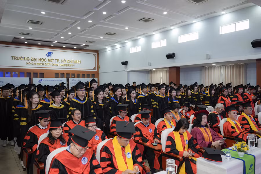 Tân thạc sĩ, tiến sĩ trong ngày tốt nghiệp. Ảnh: HCMOU. 