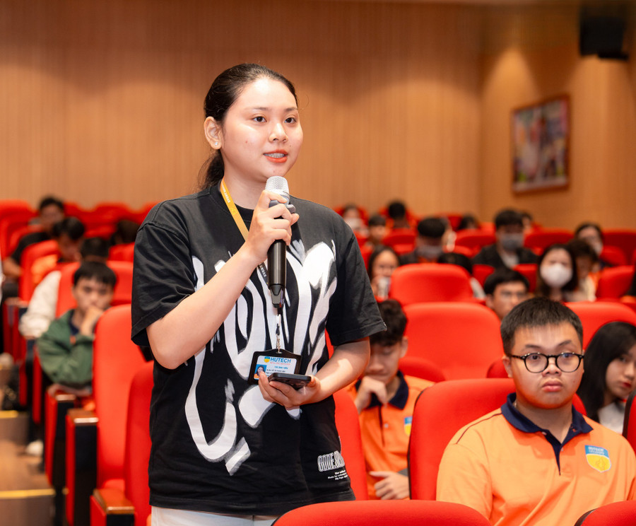 Sinh viên đặt câu hỏi tại buổi đối thoại. Ảnh: HUTECH. 572439971-1178824951023885-857343703399991301-n-4787.jpg