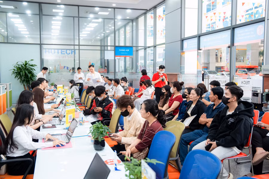 Sinh viên nhập học tại Trường Đại học Công nghệ TPHCM sáng 23/8. Ảnh: HUTECH. 