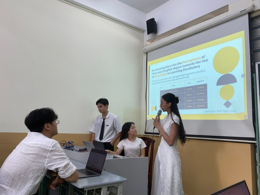 Sinh viên thuyết trình đề tài tại Hội nghị Khoa học Sinh viên, Trường Đại học Khoa học Xã hội và Nhân văn (Đại học Quốc gia TPHCM). Ảnh: NTCC. 