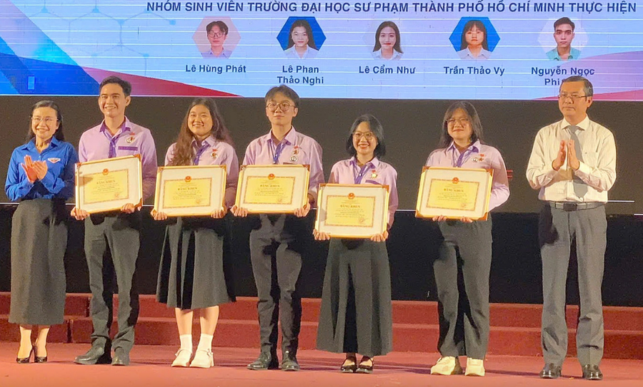 Nhóm nhận giải Nhất Giải thưởng Khoa học và Công nghệ dành cho sinh viên trong cơ sở giáo dục đại học năm 2024. Ảnh: NVCC. screenshot-2025-06-14-132403.png