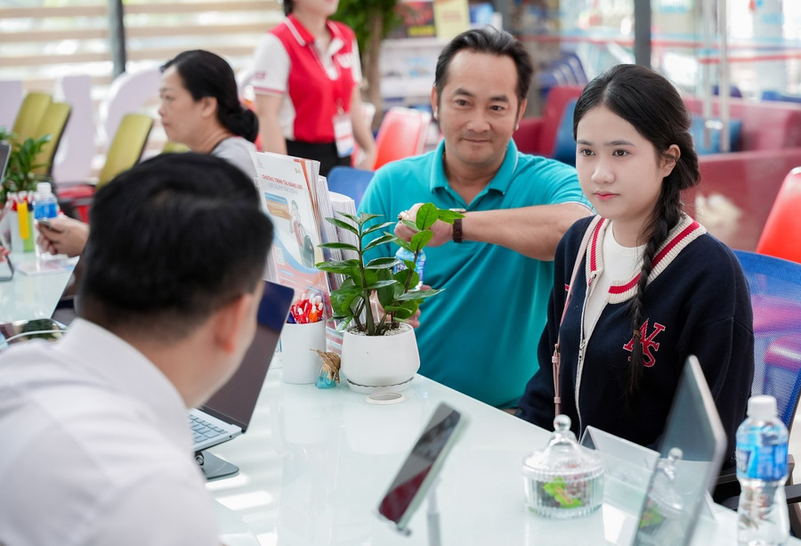 នៅសាកលវិទ្យាល័យសេដ្ឋកិច្ច និងហិរញ្ញវត្ថុ ទីក្រុងហូជីមិញ (UEF) បេក្ខជន និងមាតាបិតាជាច្រើនមានវត្តមាននៅមុនពេលបំពេញពាក្យសុំរបស់ពួកគេ។ រូបថត៖ យូអេហ្វ។ 537671427-1123319583231558-1714663611614060193-n-8763.jpg