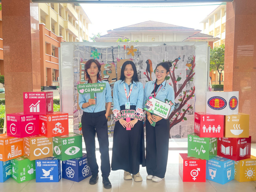 Phương Anh (bên phải) cùng những người bạn của mình. Phương Anh (bên phải) cùng những người bạn của mình.