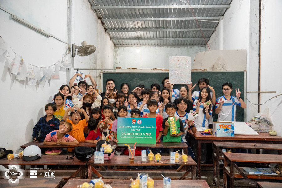 Học sinh Trường THPT chuyên Trần Văn Giàu gây quỹ ủng hỗ trợ trẻ em khó khăn. Ảnh: NTCC. 15-3997.jpg
