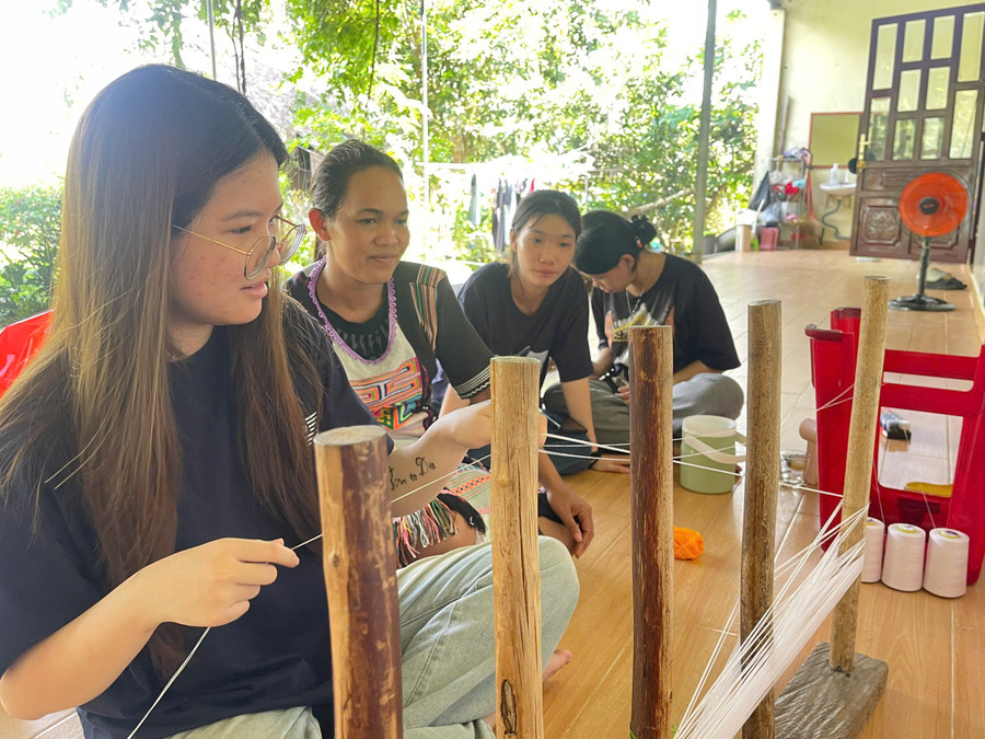 Sinh viên thử sức với kỹ thuật dệt truyền thống. 95e597c62487add9f496.jpg