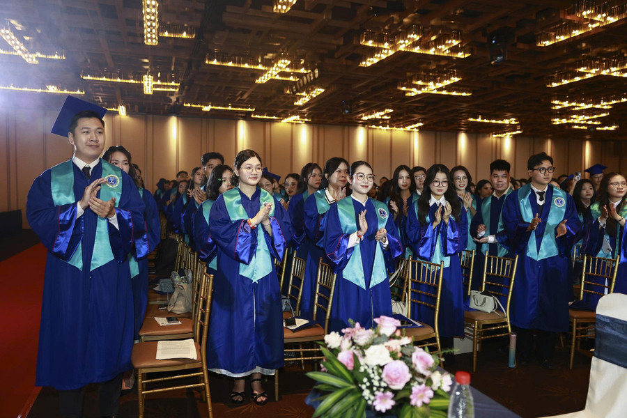Các tân cử nhân Trường Đại học Luật TPHCM trong lễ tốt nghiệp. Ảnh: HCMULAW. 