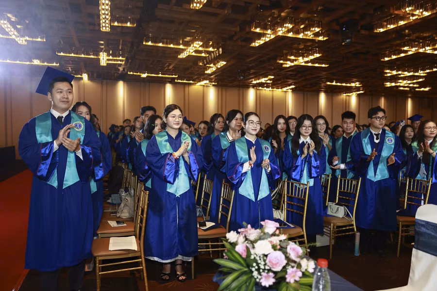 Các tân cử nhân Trường Đại học Luật TPHCM trong lễ tốt nghiệp. Ảnh: HCMULAW. 