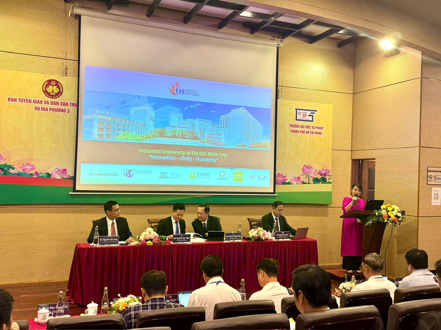 PGS.TS. Đàm Sao Mai - Phó Hiệu trưởng Trường Đại học Công nghiệp TPHCM trình bày tham luận. Ảnh: Thùy Linh. 2ad69a45d3fd5ea307ec.jpg