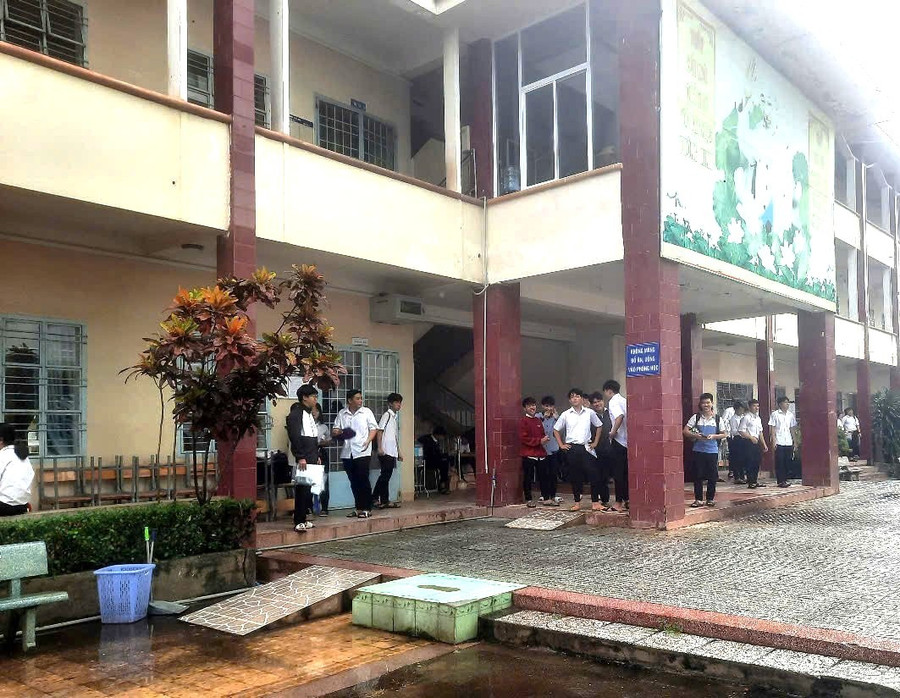 Thời tiết mát hơn so với ngày thường do có mưa. 0318fa3248fbffa5a6ea.jpg