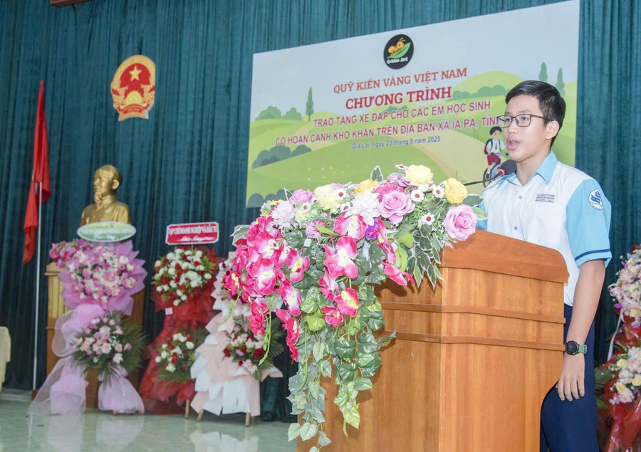 Trần Nguyên Chương - học sinh Trường Phổ thông Năng khiếu (Đại học Quốc gia TPHCM) - đồng sáng lập Quỹ Kiến Vàng. 641585691a779029c966.jpg