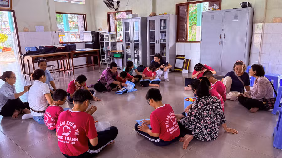 Trẻ em tại Mái ấm Khiếm thị Long Thành (tỉnh Đồng Nai) tiếp cận với sách chữ nổi. Ảnh: NVCC. 