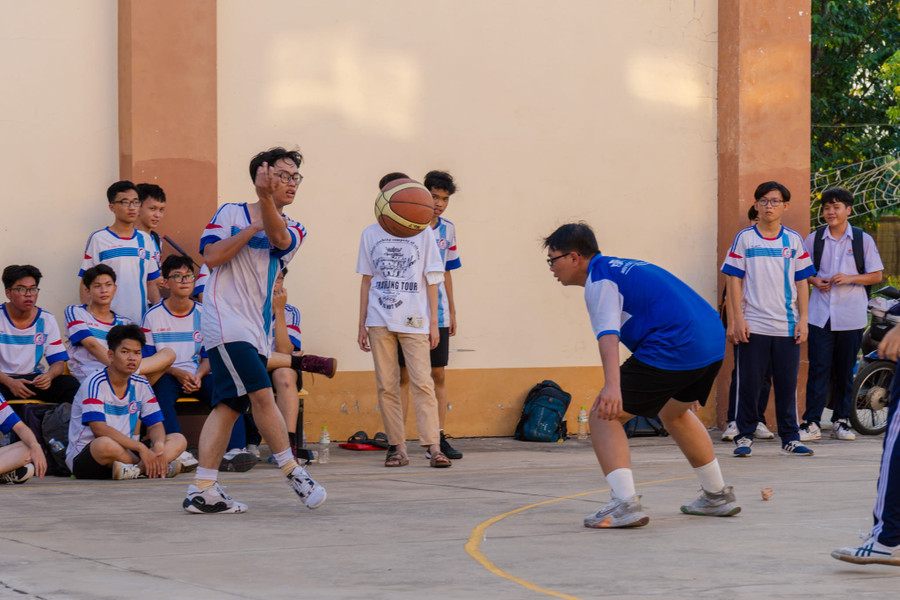 Học sinh Trường THPT chuyên Trần Văn Giàu chơi bóng rổ. Ảnh: NTCC. 490222392-1255424526590966-8953777641899837865-n.jpg