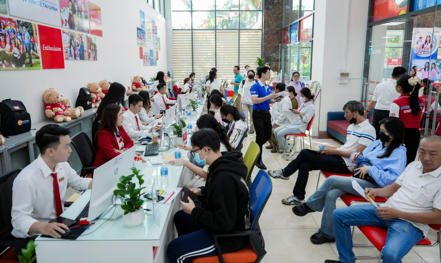 Sáng 23/8, ngay sau khi các trường công bố điểm chuẩn, không khí tại nhiều trường đại học ở TPHCM trở nên náo nhiệt khi hàng nghìn tân sinh viên cùng phụ huynh nô nức đến làm thủ tục nhập học. Ảnh: UEF.