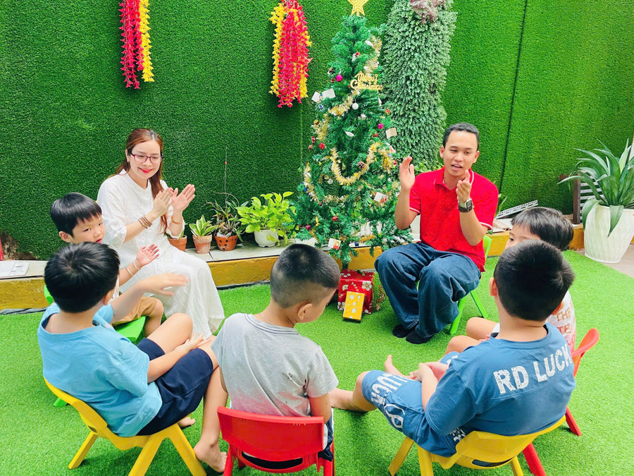 ThS Hương trực tiếp tham gia hỗ trợ, đồng hành cùng trẻ tại trung tâm. Ảnh: NVCC. 210622882335486749-1.jpg